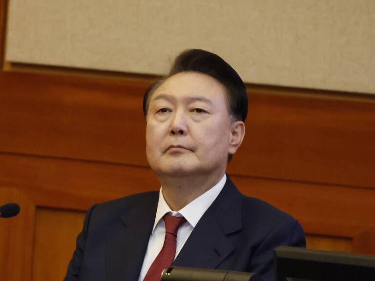 En Seúl el presidente destituido de Corea del Sur, Yoon Suk Yeol, escucha la audiencia del tribunal constitucional sobre su juicio político en el parlamento