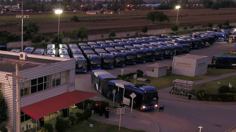 25 de Octubre de 2019/SANTIAGO Paro del sindicato de choferes del Patio Santa Rosa (La Pintana) de Subus, luego de que uno de sus colegas recibiera un disparo en el rostro mientras conducía un bus con pasajeros en la mencionada comuna.
FOTO:SAMIR VIVEROS/AGENCIAUNO