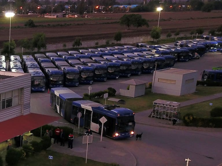 25 de Octubre de 2019/SANTIAGO Paro del sindicato de choferes del Patio Santa Rosa (La Pintana) de Subus, luego de que uno de sus colegas recibiera un disparo en el rostro mientras conducía un bus con pasajeros en la mencionada comuna.
FOTO:SAMIR VIVEROS/AGENCIAUNO