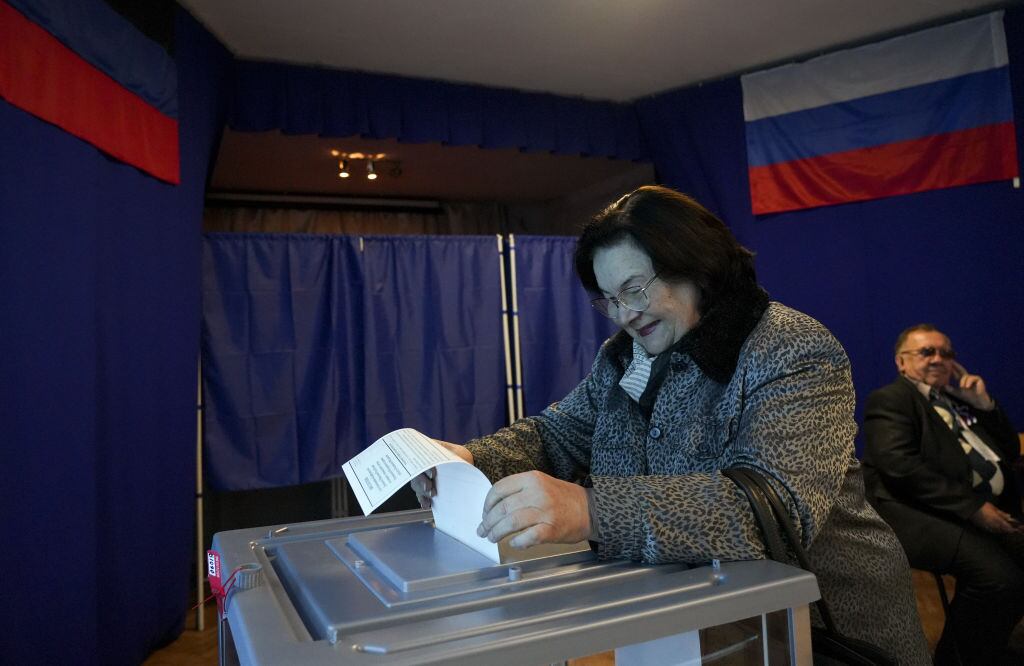 Una mujer entrega su voto en el plebiscito de anexión a Rusia en Donetsk