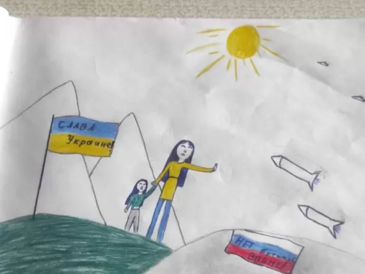 Padre ruso condenado por dibujo de su hija contra la guerra de Ucrania huye de la cárcel