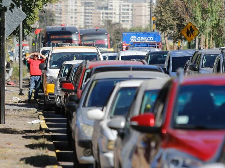 Mutual de Seguridad y preocupantes resultados en estudio de seguridad vial: 3500 personas fueron captadas usando celular mientras manejaba