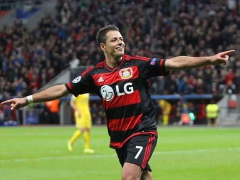 «Chicharito» Hernández muestra cómo le quedó la mano tras caerse por las escaleras de su casa