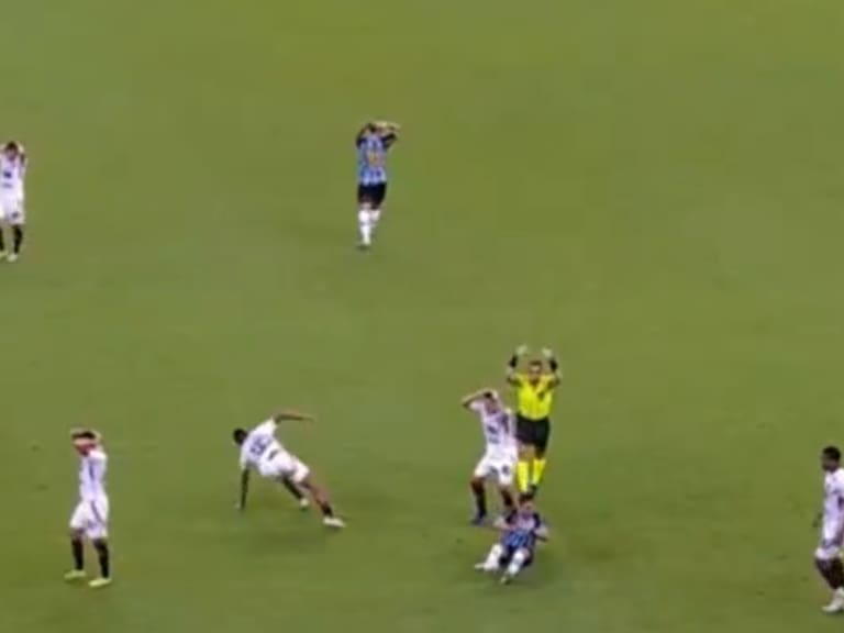 La horrible lesión de un rival de Palestino por Copa Sudamericana que impacta a las redes