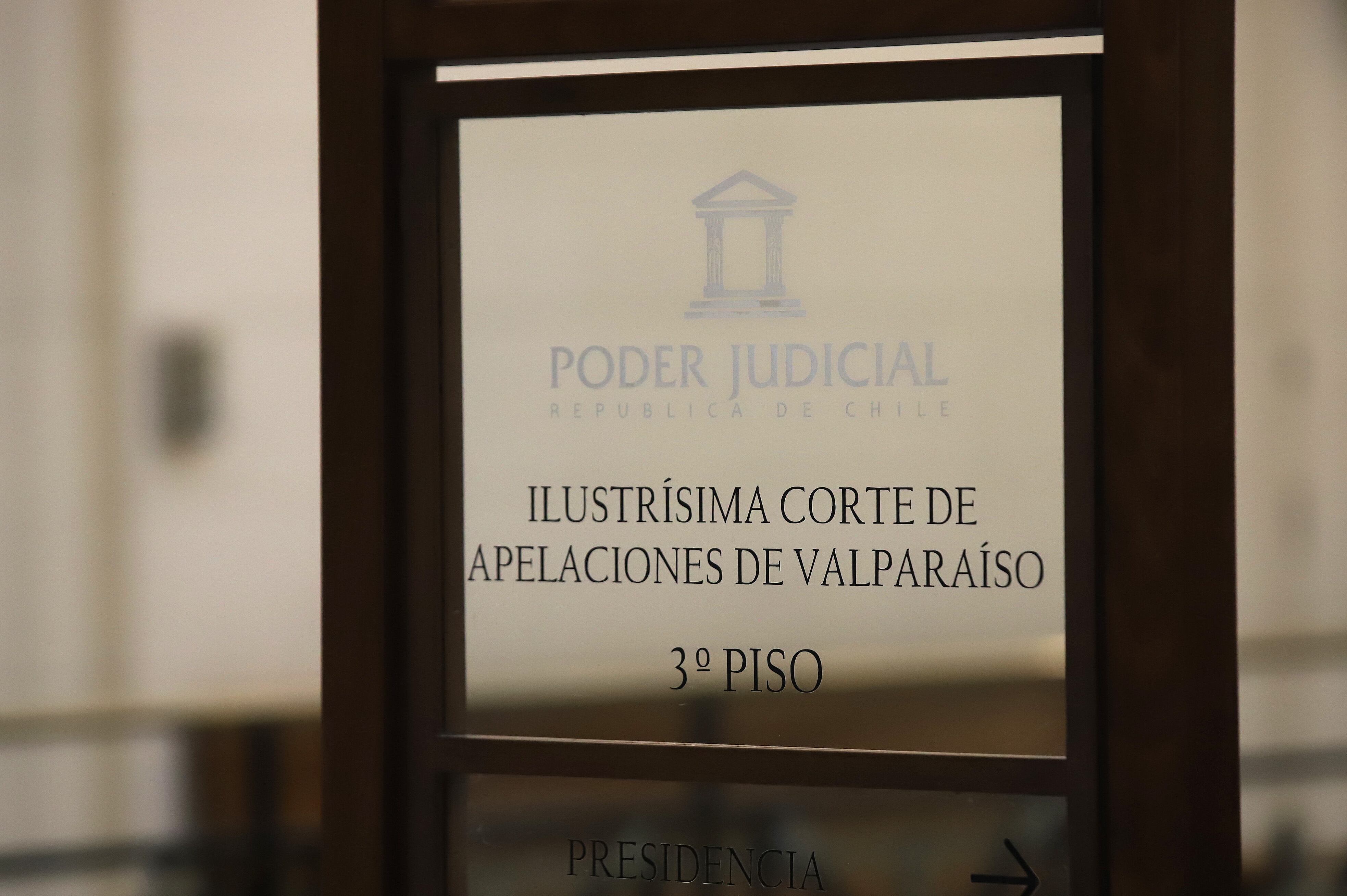 31 DE AGOSTO DE 2023/VALPARAISO
Las Ministras y Ministros del Tribunal Constitucional (TC), se reunieron en sesión ordinaria de Pleno en la Región de Valparaíso, para la vista de causas de esta Región. La audiencia tuvo lugar en la Primera Sala de la Corte de Apelaciones de Valparaíso. El Tribunal Constitucional tiene un mandato para ejercer jurisdicción constitucional en todo el territorio nacional y se hace efectivo en esta política que pretende acercar la justicia constitucional, a los justiciables que habitan en distintas regiones del país.
FOTO: MANUEL LEMA OLGUIN/AGENCIAUNO