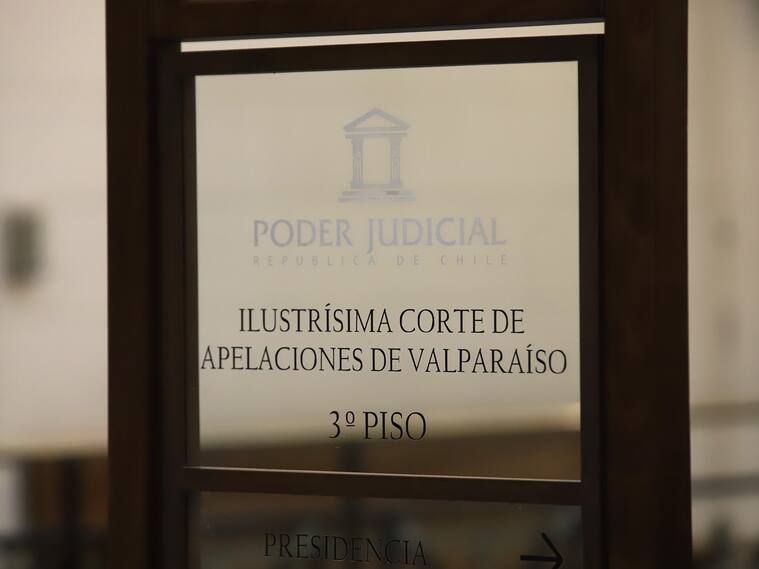 31 DE AGOSTO DE 2023/VALPARAISO
Las Ministras y Ministros del Tribunal Constitucional (TC), se reunieron en sesión ordinaria de Pleno en la Región de Valparaíso, para la vista de causas de esta Región. La audiencia tuvo lugar en la Primera Sala de la Corte de Apelaciones de Valparaíso. El Tribunal Constitucional tiene un mandato para ejercer jurisdicción constitucional en todo el territorio nacional y se hace efectivo en esta política que pretende acercar la justicia constitucional, a los justiciables que habitan en distintas regiones del país.
FOTO: MANUEL LEMA OLGUIN/AGENCIAUNO