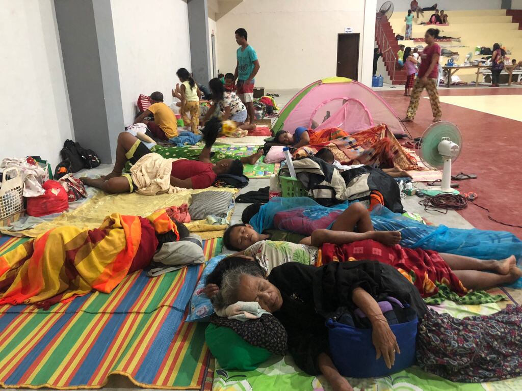 Residentes de la isla Siargao se protegen en un centro de acogida del tifón