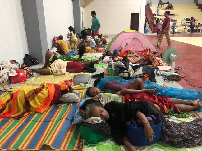 Residentes de la isla Siargao se protegen en un centro de acogida del tifón
