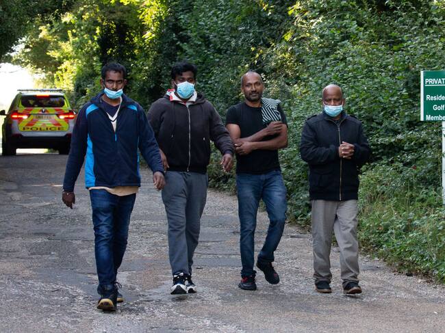 Migrantes caminan tras llegar a la localidad de Deal en Inglaterra