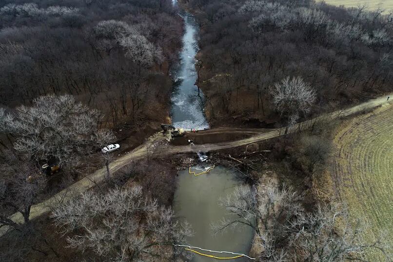 La contaminación con petróleo en un río del estado de Kansas en EEUU
