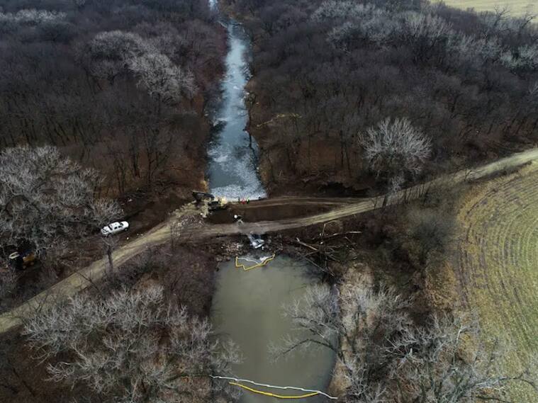La contaminación con petróleo en un río del estado de Kansas en EEUU