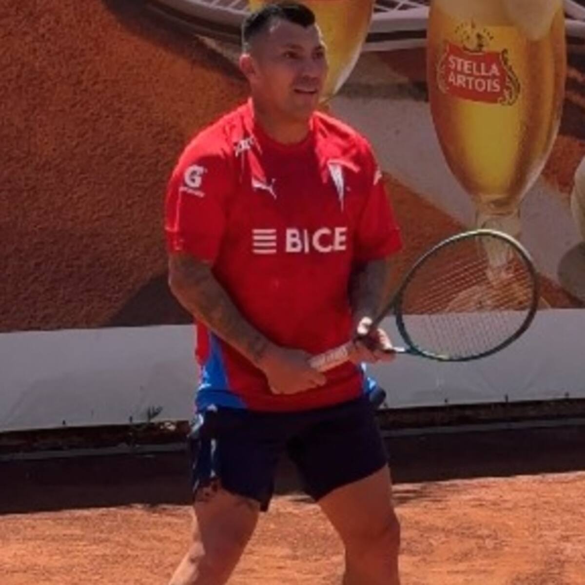 Medel sorprende con su faceta tenística: “Se me da más fácil el derecho, pero...”