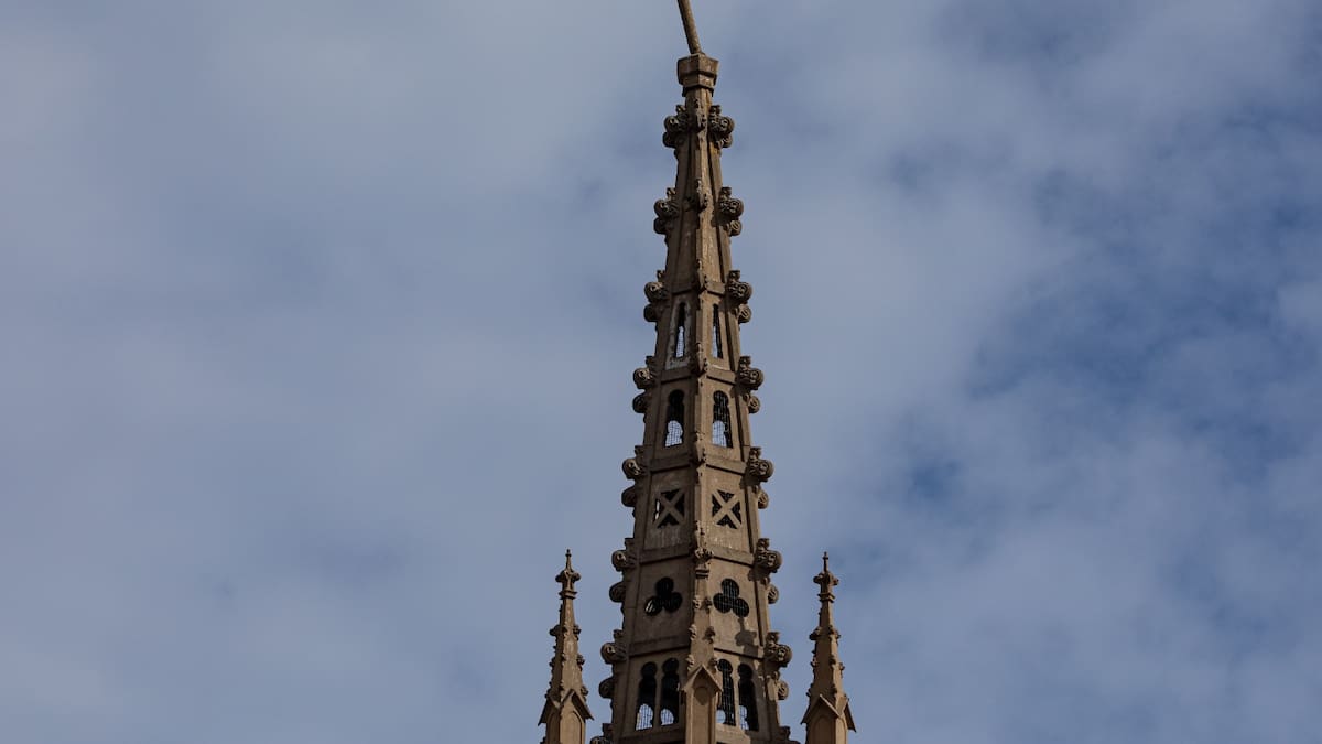 Preocupación en Viña del Mar: cruz de histórica iglesia aparece doblada y con riesgo de caída