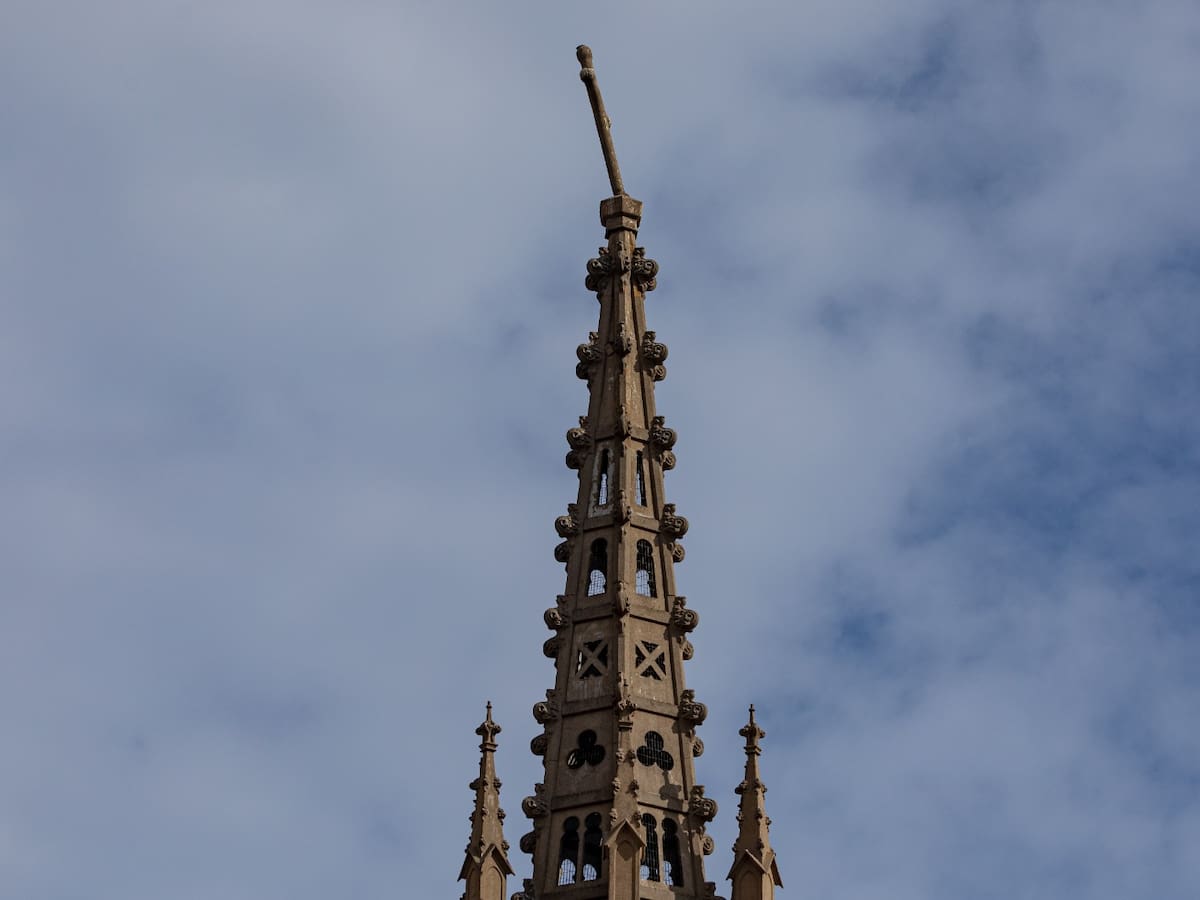 Preocupación en Viña del Mar: cruz de histórica iglesia aparece doblada y con riesgo de caída