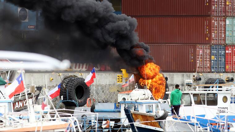 20 DE OCTUBRE DE 2021/VALPARAISOPescadores de la ex caleta Sudamericana queman los neumáticos gigantes del TPS, y algunos resultan heridos con balines disparados por la policia marítima.
FOTO: MANUEL LEMA OLGUIN/AGENCIAUNO