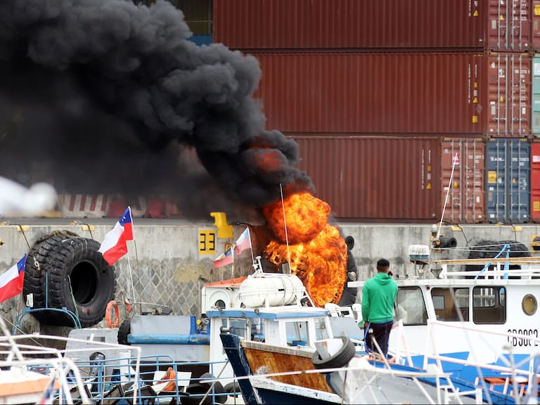 20 DE OCTUBRE DE 2021/VALPARAISOPescadores de la ex caleta Sudamericana queman los neumáticos gigantes del TPS, y algunos resultan heridos con balines disparados por la policia marítima.
FOTO: MANUEL LEMA OLGUIN/AGENCIAUNO