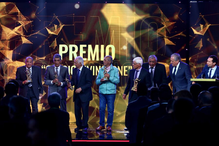 Carlos Campos y sus compañeros de la Roja del 1962 recibiendo un galardón