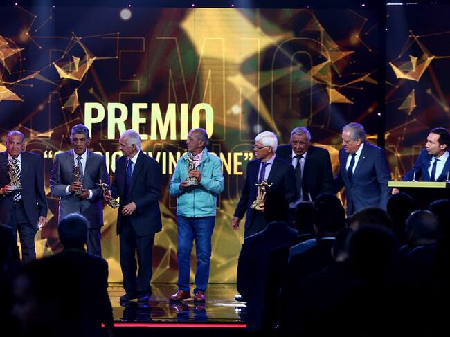 Carlos Campos y sus compañeros de la Roja del 1962 recibiendo un galardón