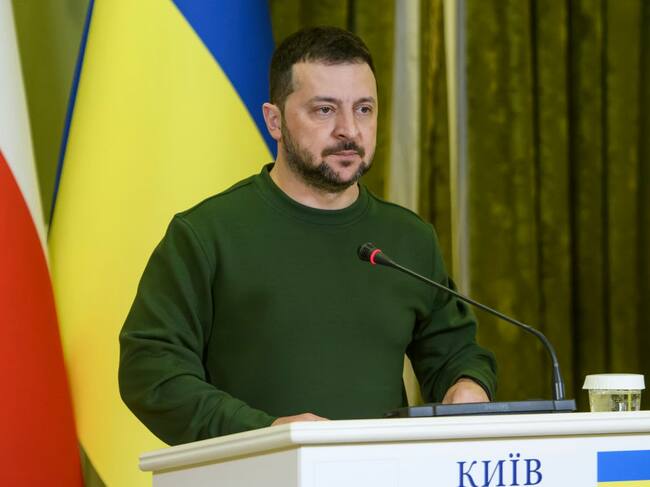 El presidente de Ucrania, Volodimir Zelenski, conversa con los medios de comunicación en la ciudad de Kiev.