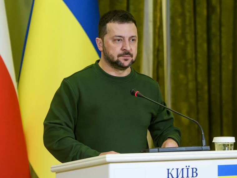 El presidente de Ucrania, Volodimir Zelenski, conversa con los medios de comunicación en la ciudad de Kiev.