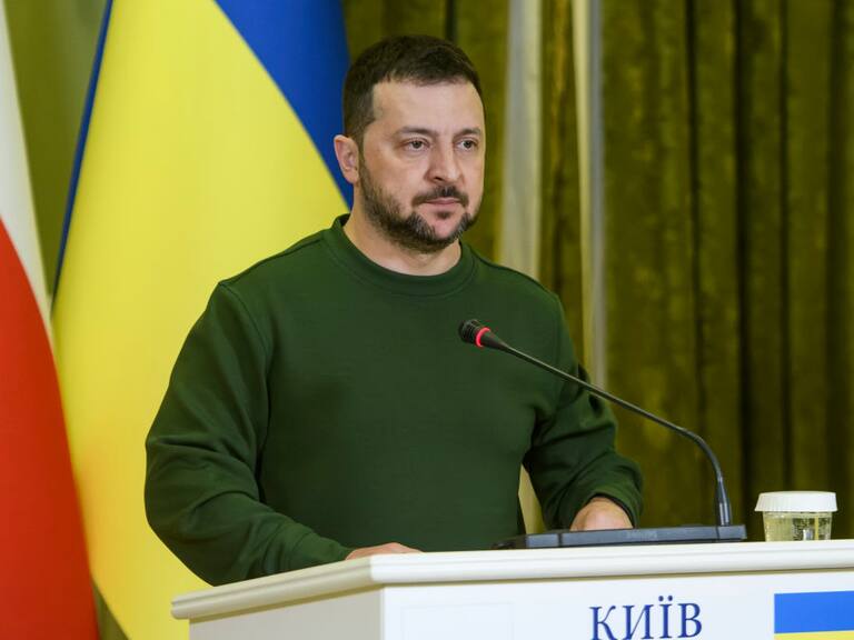 El presidente de Ucrania, Volodimir Zelenski, conversa con los medios de comunicación en la ciudad de Kiev.