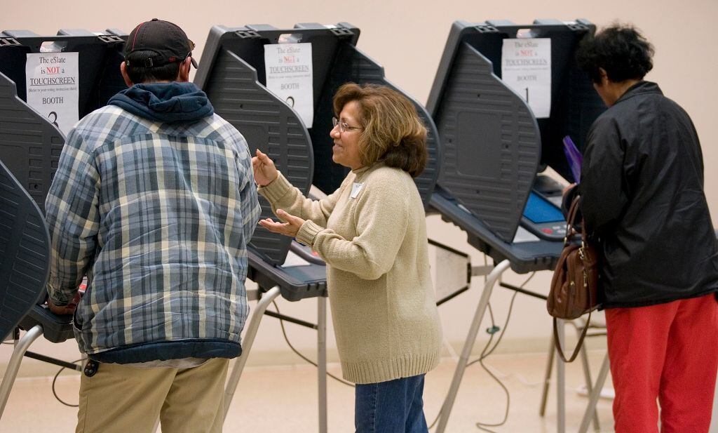 Los ciudadanos votan en las elecciones de EEUU en Houston