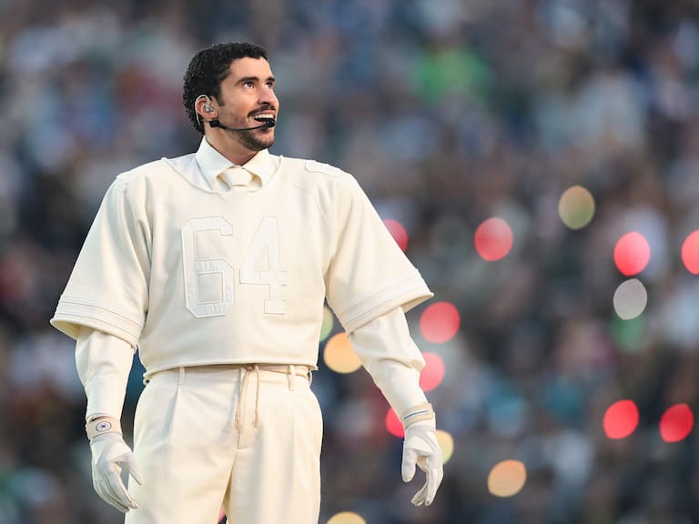 “Gracias por hacerlo real...”: Bad Bunny sorprende con íntimo regalo para trabajadores del Super Bowl 2026