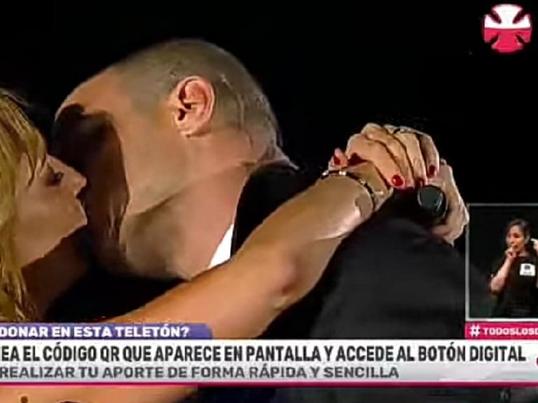 «Casi se lo traga»: los memes que dejó el beso de Karen Doggenweiler y Julián Elfenbein en el cierre de la Teletón 2022