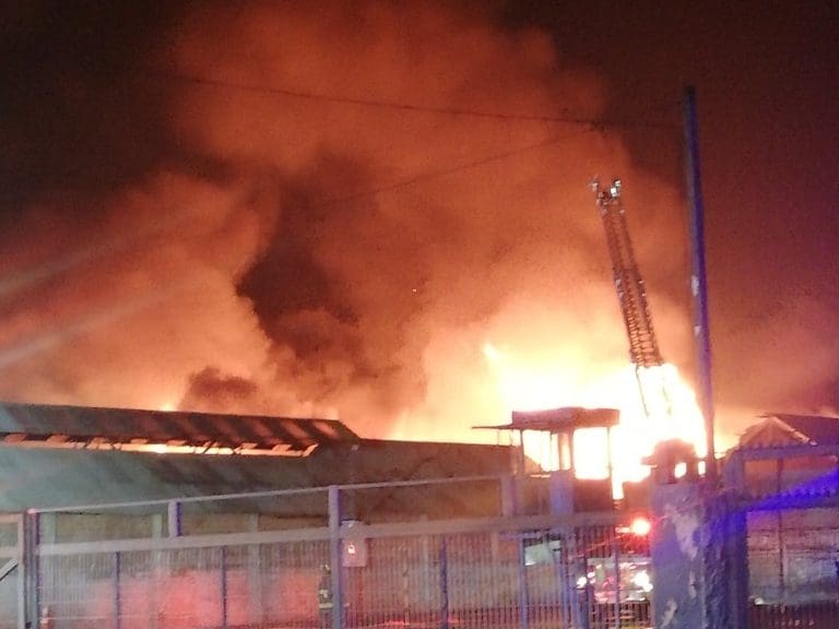 Incendio afectó a tres fábricas en La Granja y provocó fuerte explosión en la capital