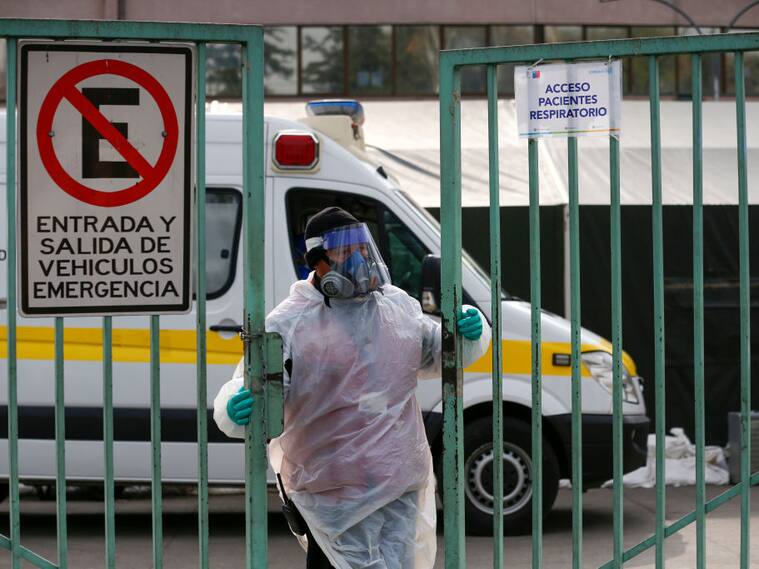 A health worker closes the gate at San Jose hospital where COVID-19 tests are carried out, in Santiago, on June 15, 2020, amid the novel coronavirus pandemic. - Chile renewed for three months the "constitutional state of emergency due to catastrophe", which leaves public order in the hands of the military and establishes a night curfew. An official report on the eve showed 6,938 new infections and 222 deaths, bringing the total to 174,293 infected and 3,323 dead. (Photo by JAVIER TORRES / AFP) (Photo by JAVIER TORRES/AFP via Getty Images)