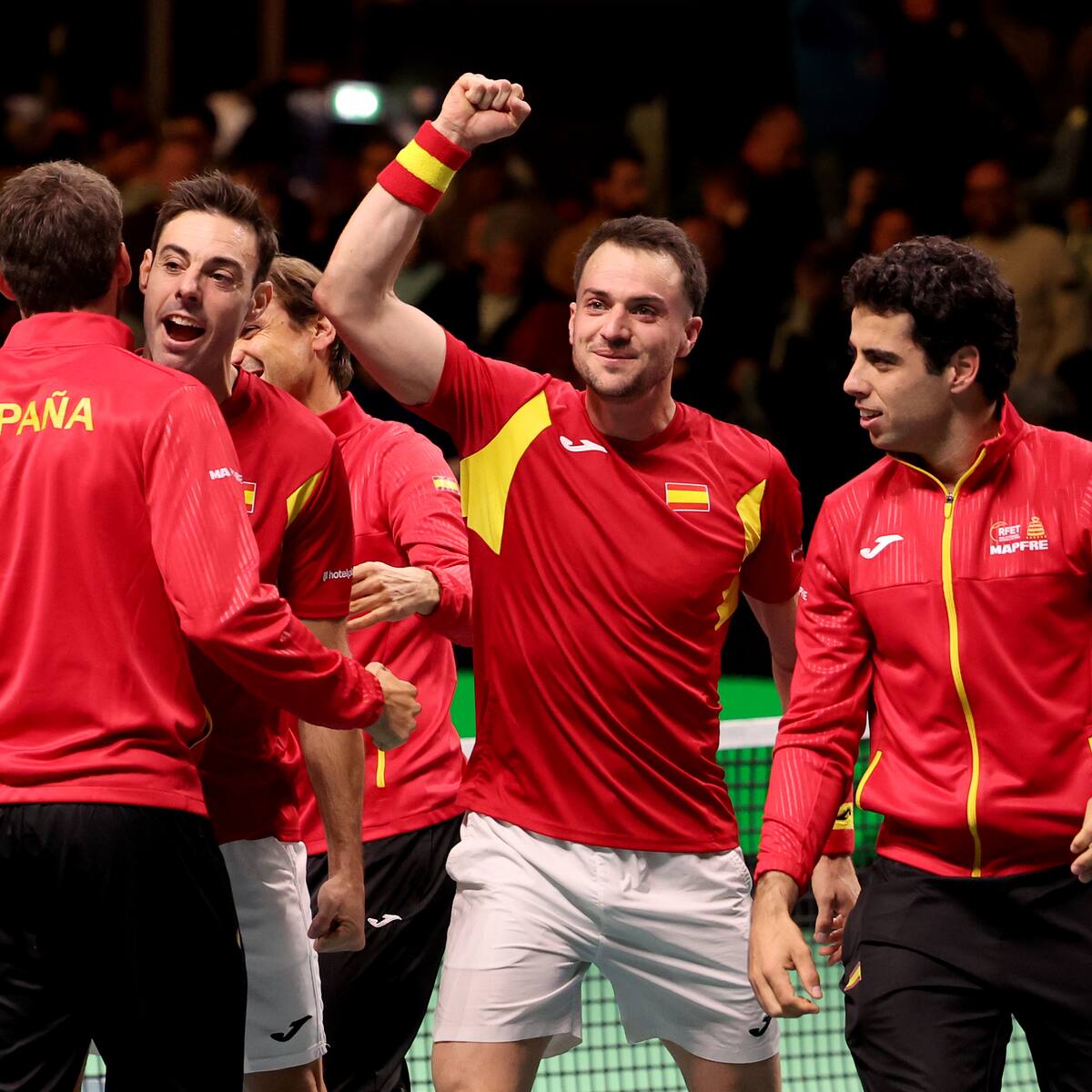 Sin Alcaraz, España se las arregla para meterse en la final de la Copa Davis 2025