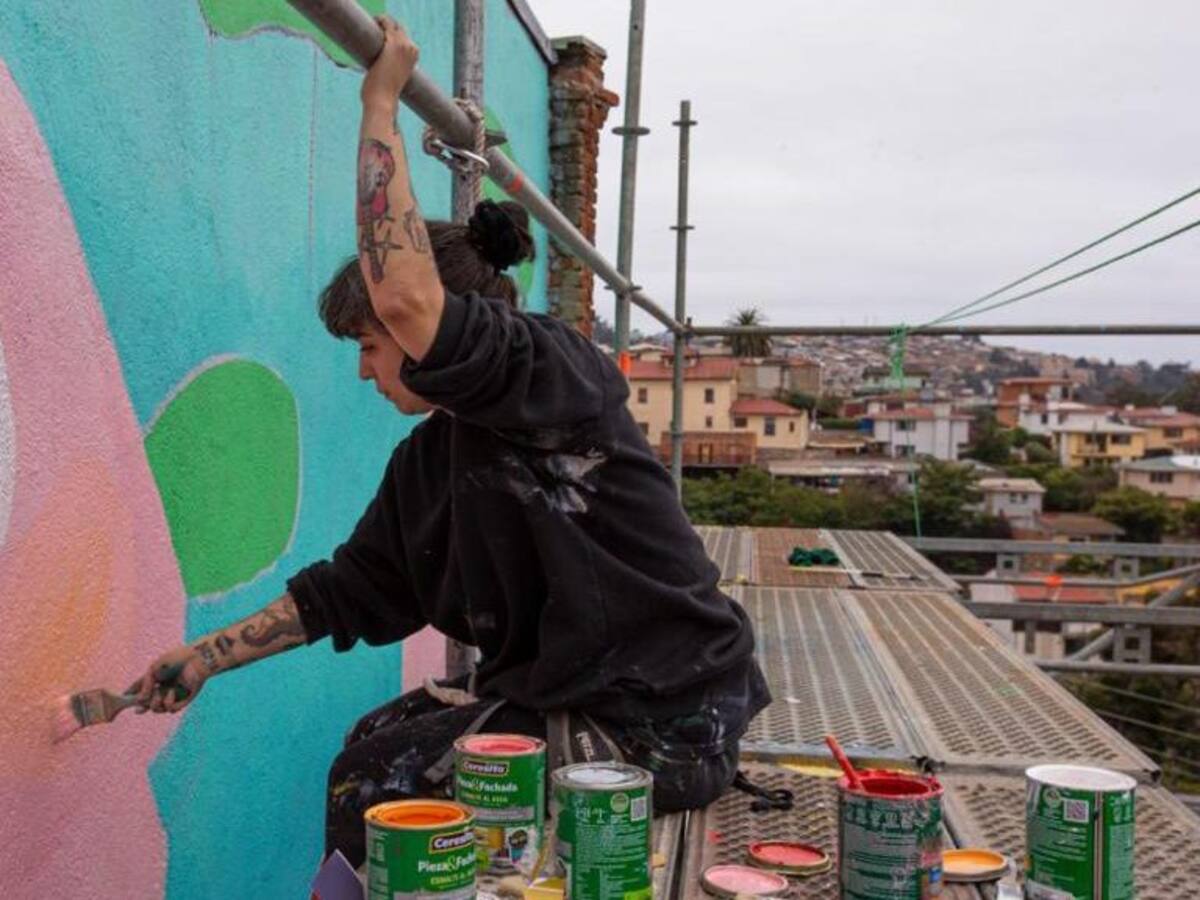 Mon Laferte realizó un nuevo mural en Valparaíso para concientizar sobre la contaminación de los océanos