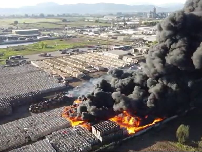 Región del Maule: incendio de gran magnitud afecta a planta Agrozzi en Teno