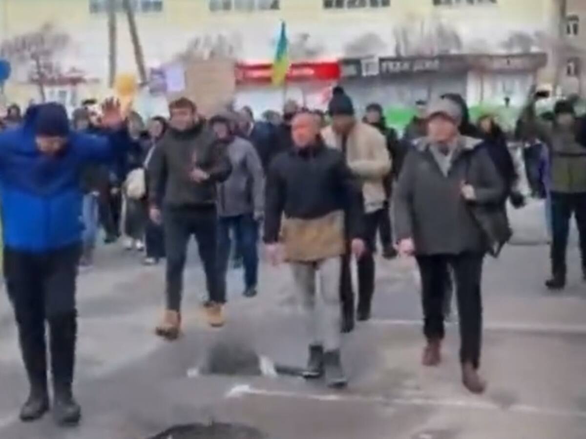 Impactantes videos muestran a militares rusos disparando a manifestantes en Ucrania
