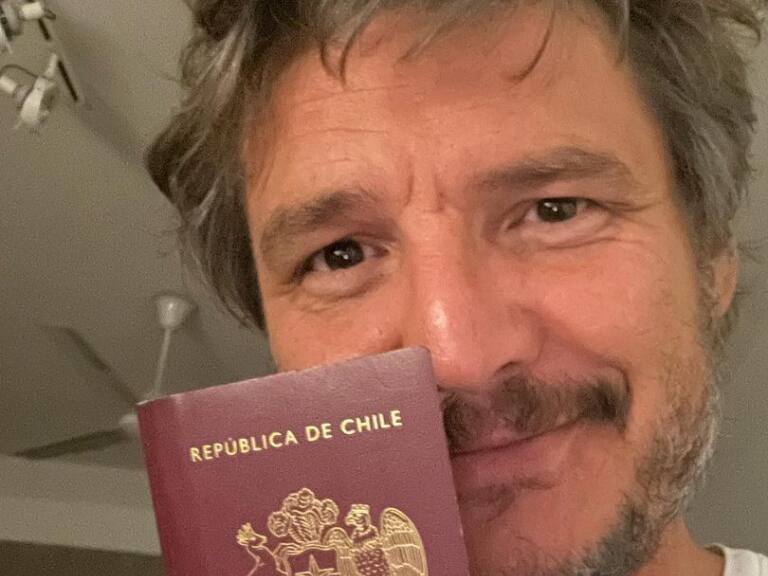 ¿Viene a Chile?: con pasaporte en mano, Pedro Pascal reitera su apoyo al Apruebo