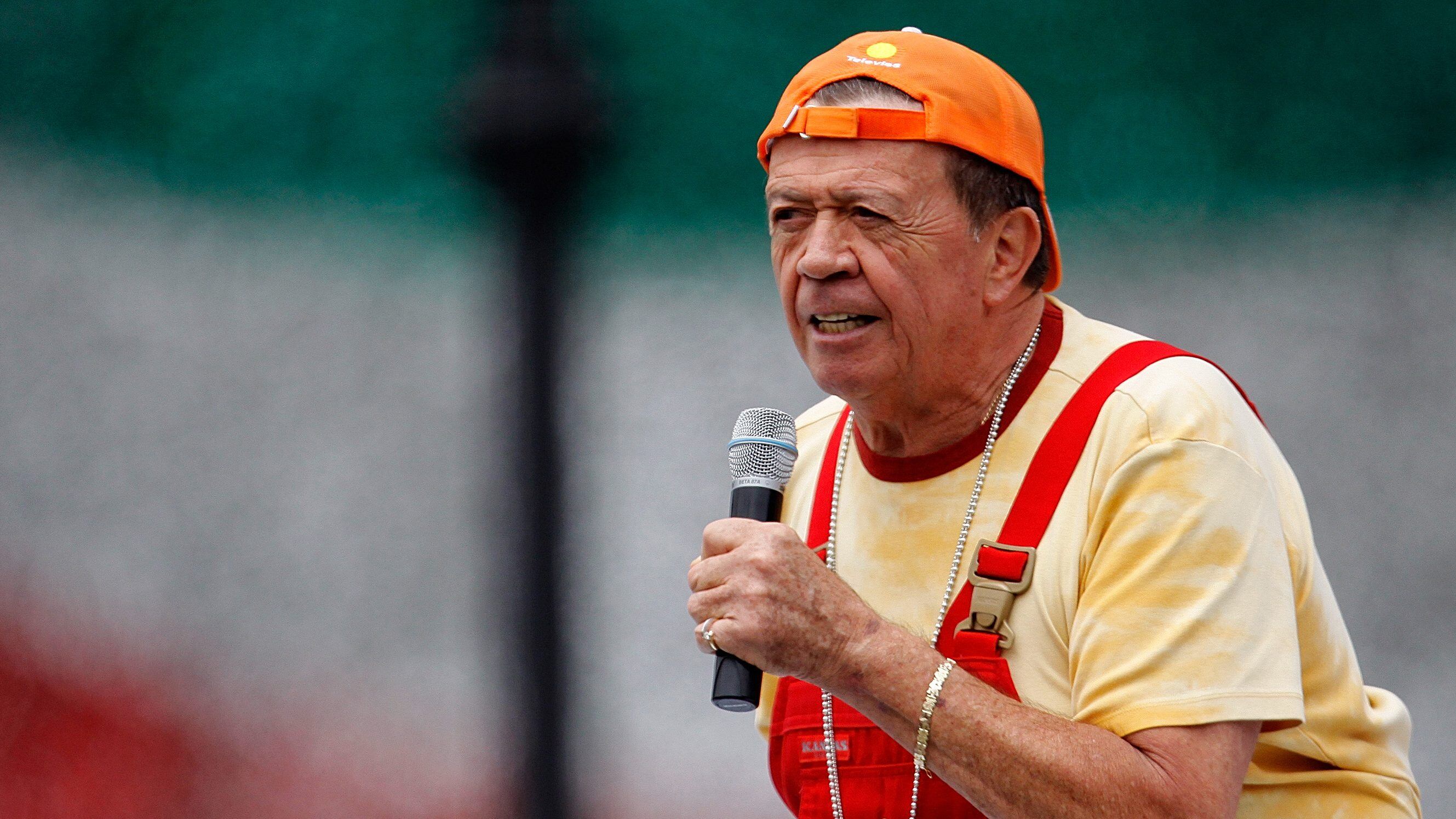 MEXICO CITY, MEXICO - SEPTEMBER 15: TV host and singer Xavier Lopez 'Chabelo' performs during the concert of the 199th anniversary of the Mexican Independence at Zocalo on September 15, 2009 in Mexico City, Mexico. (Photo by Hector Vivas/Jam Media/LatinContent via Getty Images)