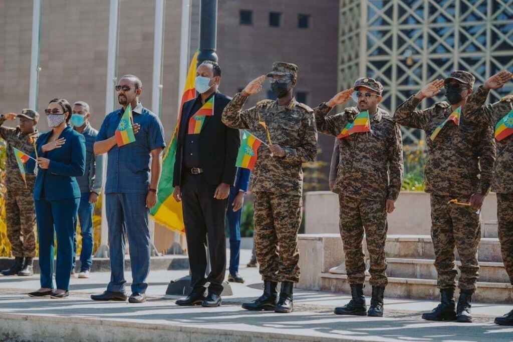 El primer ministro etíope Abiy Ahmed Ali junto a las FFAA en un acto Adís Abeba