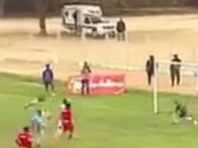 Jugadores de equipo peruano quisieron imitar a Messi y Suárez pero quedaron en ridículo