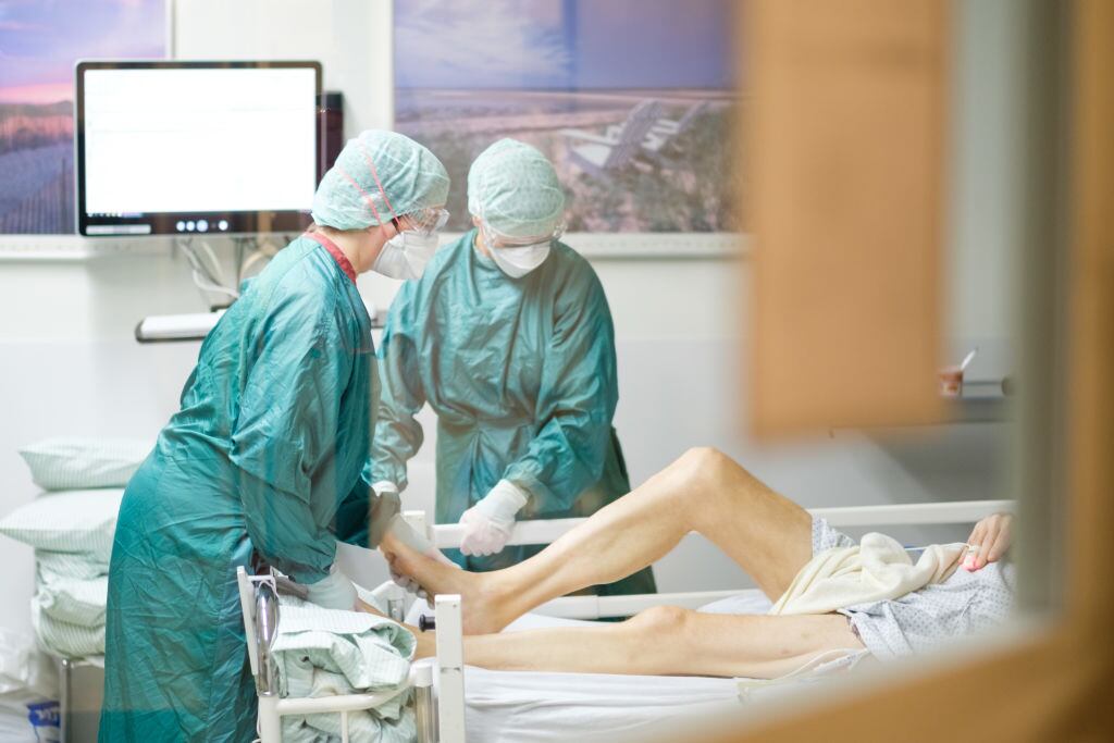 Paciente del Covid-19 es cuidado en un hospital de Alemania