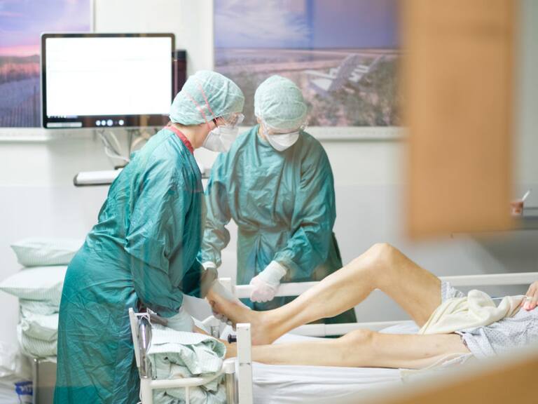 Paciente del Covid-19 es cuidado en un hospital de Alemania