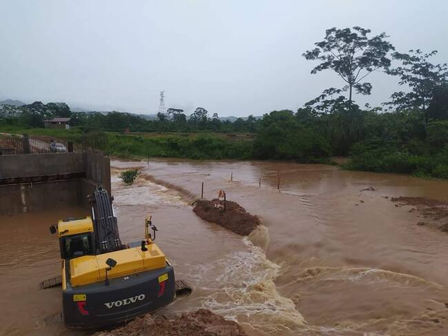 Excavadoras colocan barreras para volver a encausar un río en Beni
