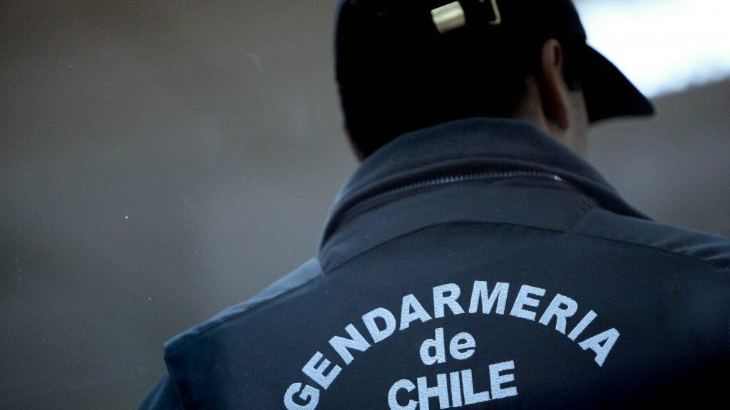 14 de Octubre 2015/CAÑETEEsta semana se ha iniciado el Juicio contra dos Comuneros Mapuche, en la imágen detalle de un Gendarme, por un supuesto hurto de madera, en un caso que involucra más de 8 millones de pesos que los acusados habrían robado desde un fundo de forestal Mininco. Estos dos peñis de la zona de Arauco, encabezan importantes procesos de recuperación territorial en el sector de Wentelolen, entre Cañete y Tirua.
FOTO: MARIBEL FORNEROD/ AGENCIAUNO