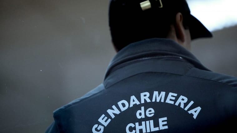 14 de Octubre 2015/CAÑETEEsta semana se ha iniciado el Juicio contra dos Comuneros Mapuche, en la imágen detalle de un Gendarme, por un supuesto hurto de madera, en un caso que involucra más de 8 millones de pesos que los acusados habrían robado desde un fundo de forestal Mininco. Estos dos peñis de la zona de Arauco, encabezan importantes procesos de recuperación territorial en el sector de Wentelolen, entre Cañete y Tirua.
FOTO: MARIBEL FORNEROD/ AGENCIAUNO