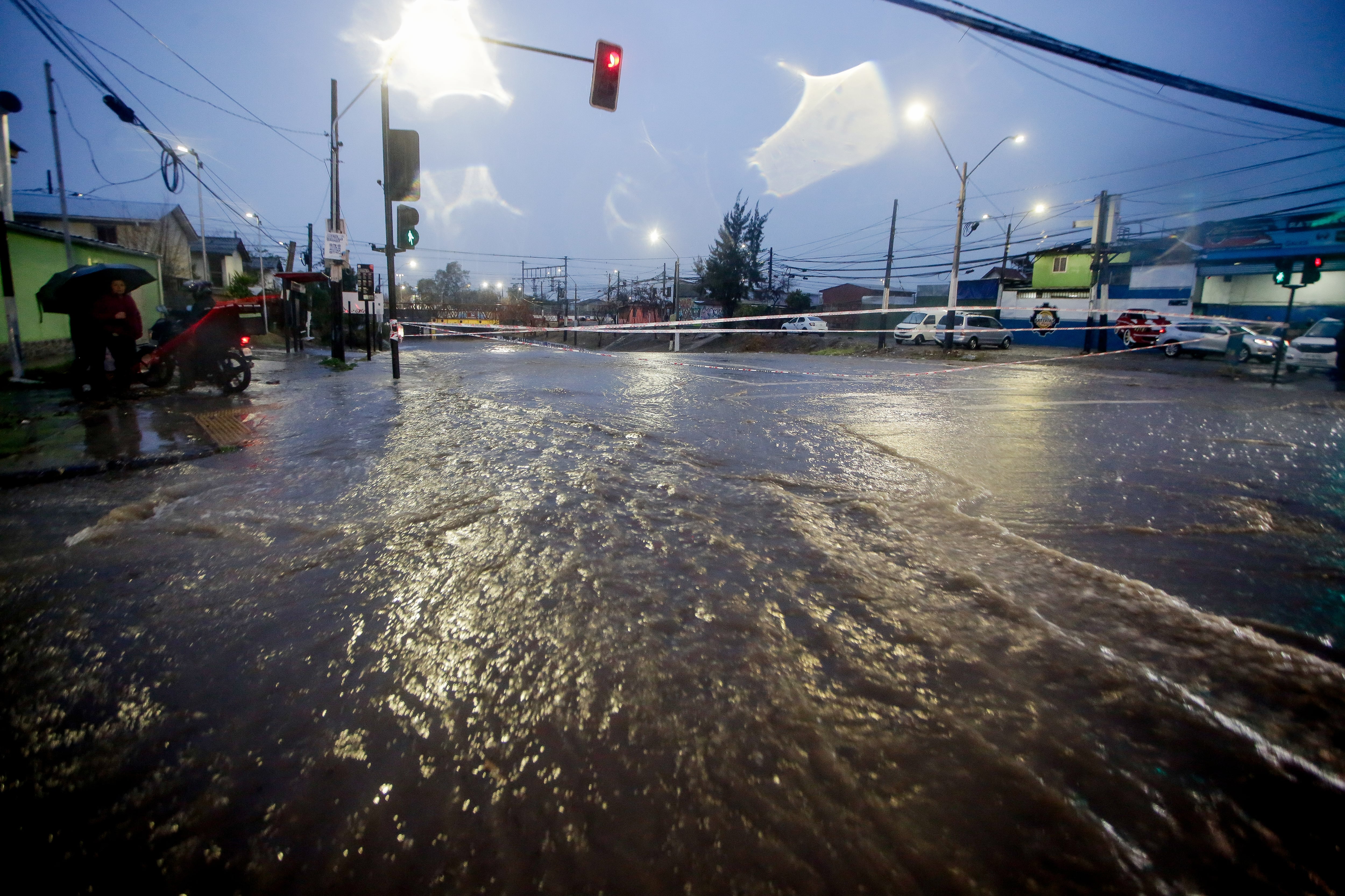 Gobierno reporta cuatro fallecidos por temporal, despliega a las FF.AA. en el poniente y descarta toque de queda