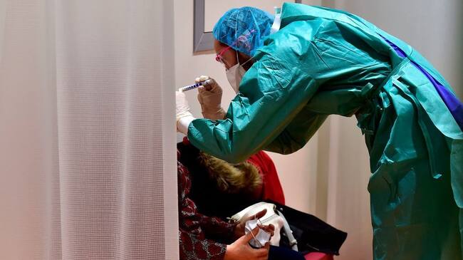 A doctor examines a patient at the hospital screening unit of the CHU Pellegrin in Bordeaux, southwestern France on March 9, 2020. - The CHU Pellegrin in Bordeaux has opened a screening unit for the novel coronavirus where patients are examined in a box by a team made up of doctors and nurses who take samples, before senidng them the virology laboratory to confirm or not the infection by the novel coronavirus.With 1,191 recorded cases and 21 deaths, France is the second-worst affected European country after neighbour Italy, which has imposed a sweeping lockdown on the most hard-hit northern regions. (Photo by GEORGES GOBET / AFP) (Photo by GEORGES GOBET/AFP via Getty Images)