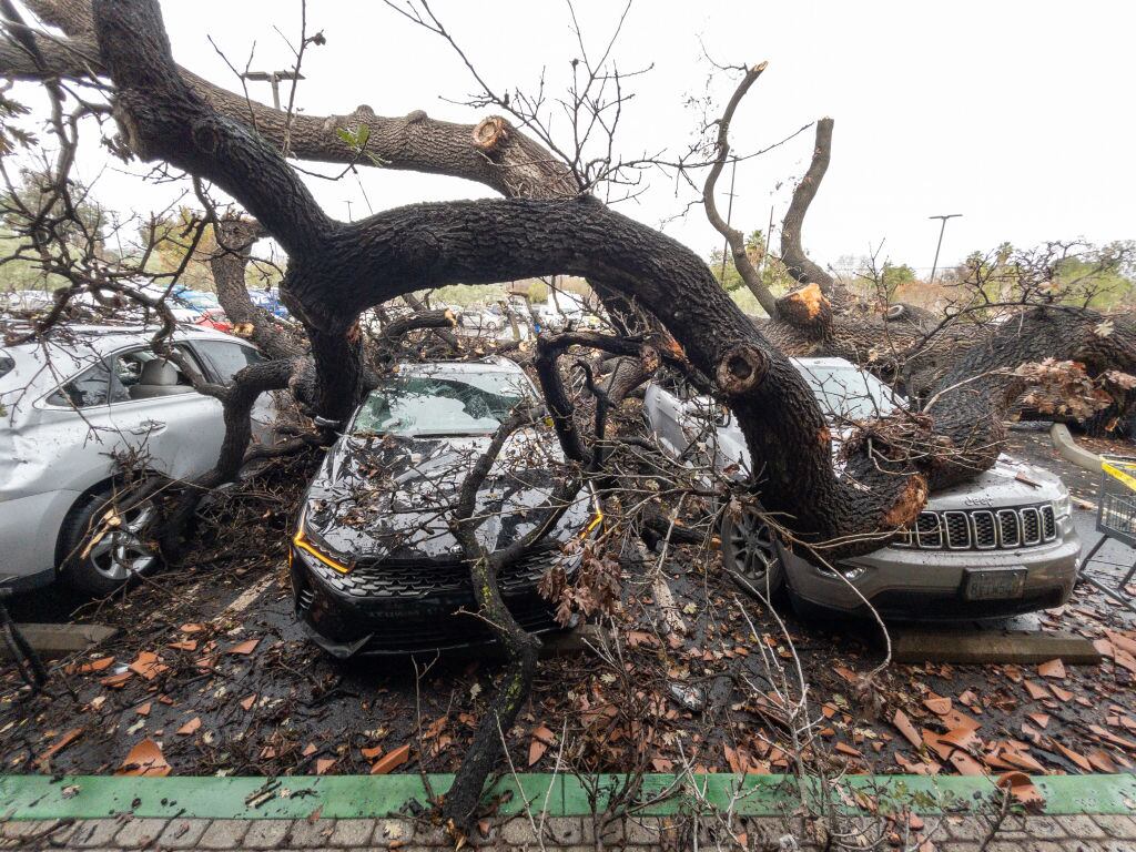 Autos destruidos en la ciudad de Los Angeles por las tormentas en California de Estados Unidos