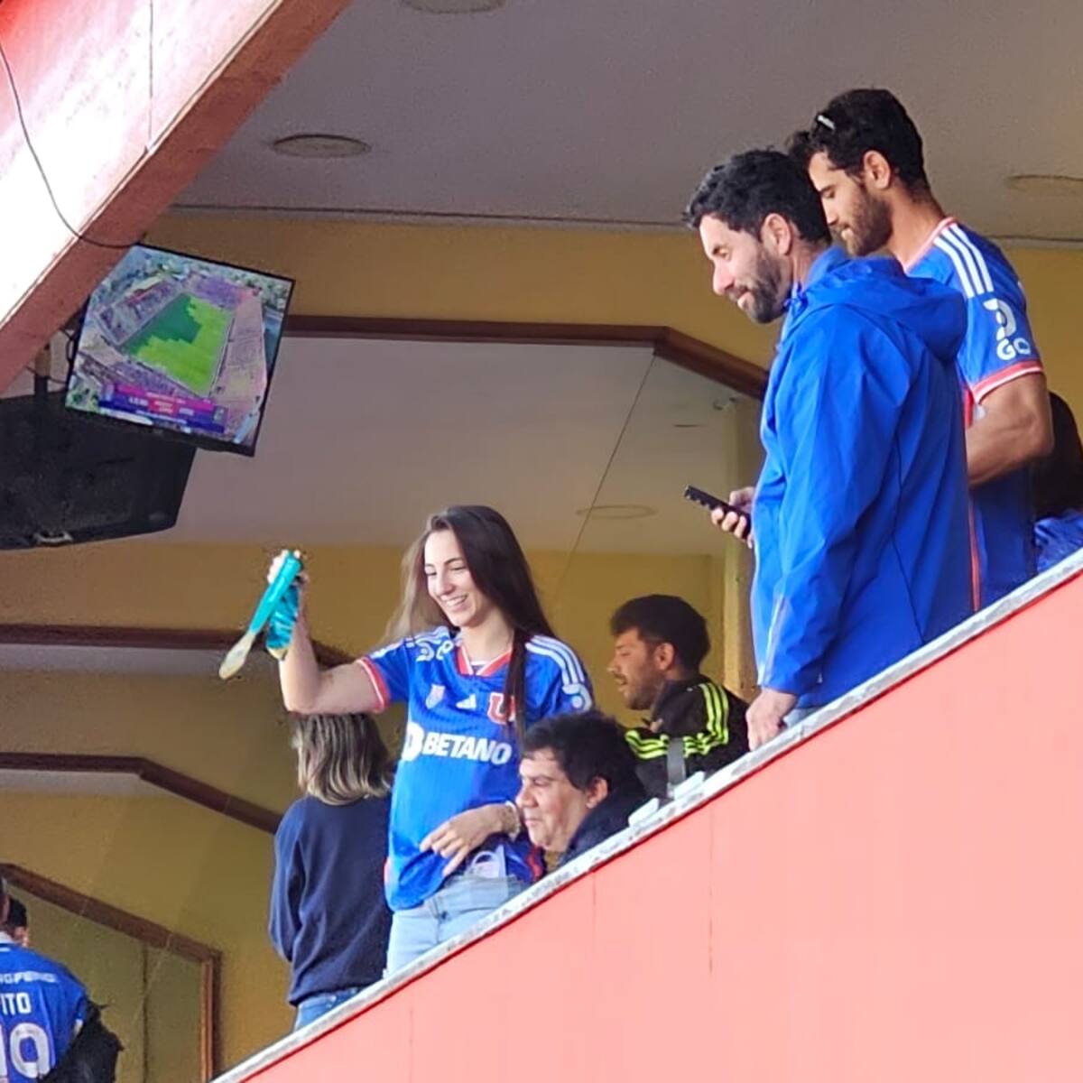 ¡Azul hasta los huesos! Valentina Toro lució su medalla de oro en Santiago 2023 en pleno partido de la U