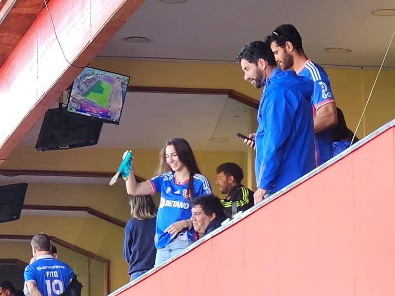 ¡Azul hasta los huesos! Valentina Toro lució su medalla de oro en Santiago 2023 en pleno partido de la U