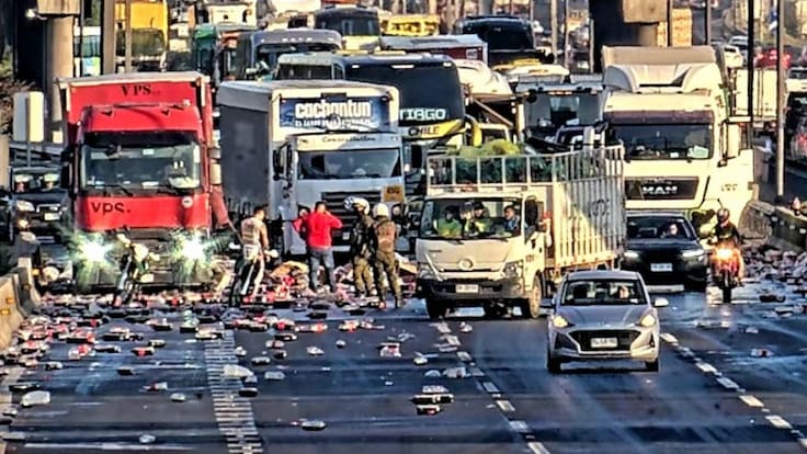 Camión de bebidas vuelca su carga en Quilicura: reportan que todas las pistas en la Ruta 5 están afectadas