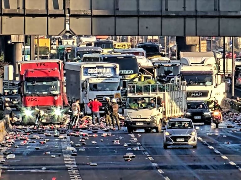 Camión de bebidas vuelca su carga en Quilicura: reportan que todas las pistas en la Ruta 5 están afectadas